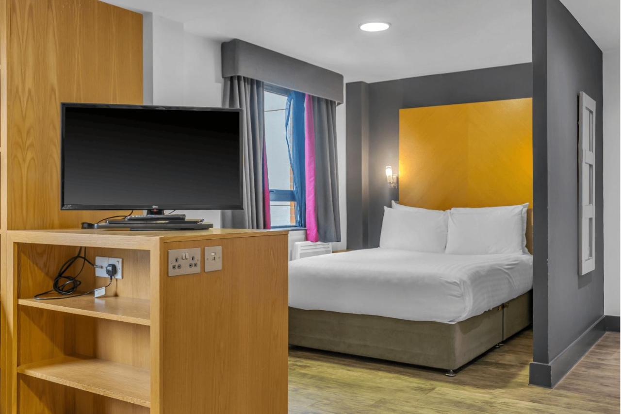 Roomzzz West Apartahotel 4*