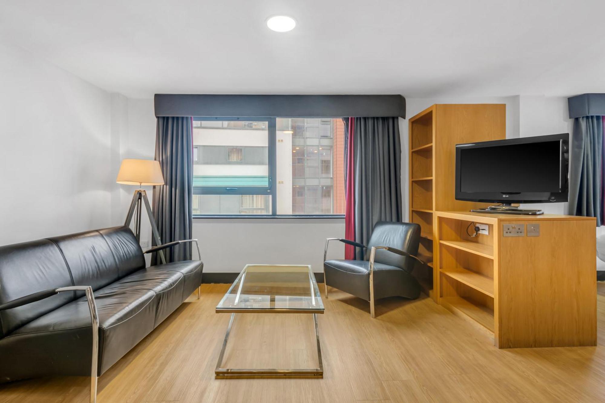 Roomzzz West Apartahotel