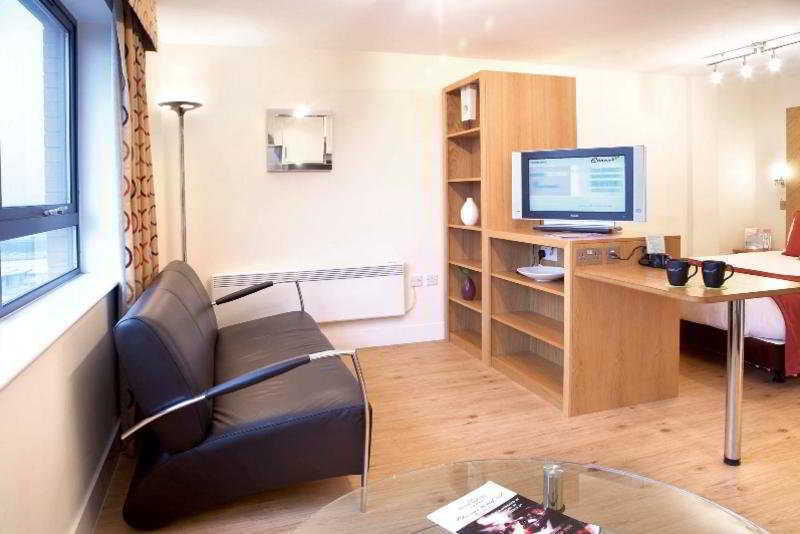 Apartahotel Roomzzz West
