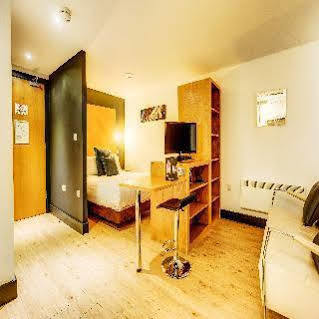 Roomzzz West Apartahotel