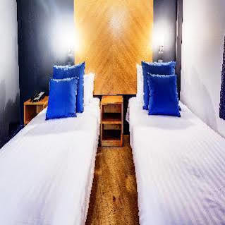 Roomzzz West
