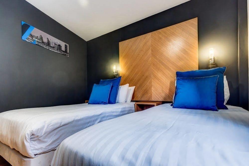 Roomzzz West 4*