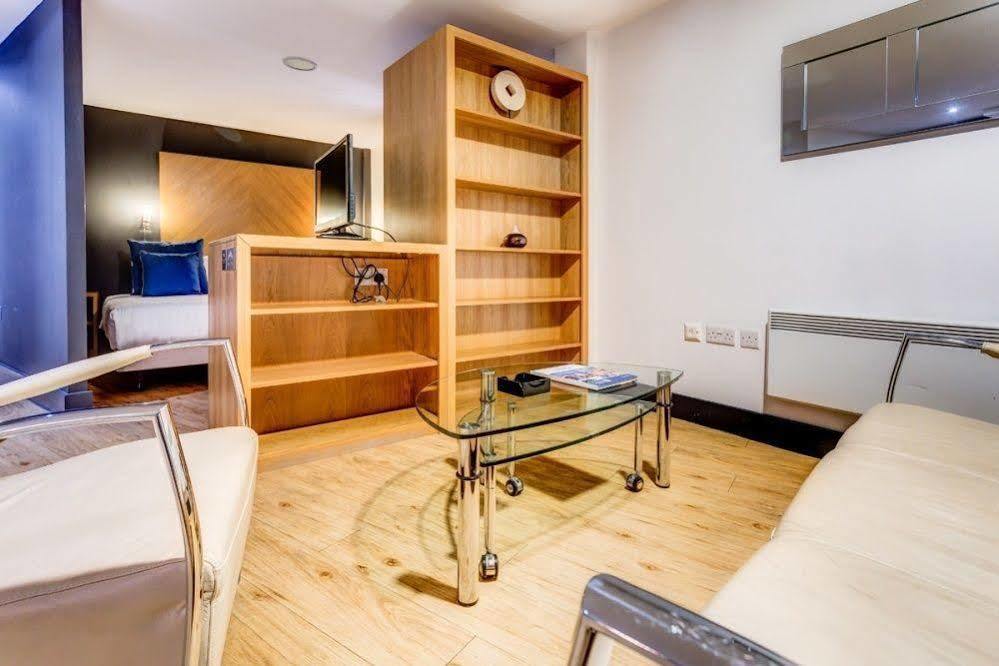 Roomzzz West
