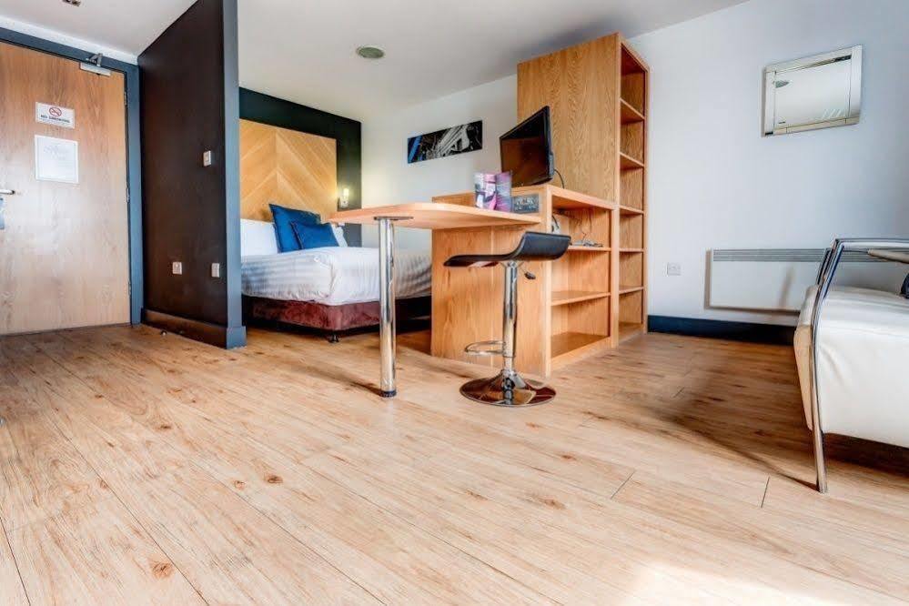 Roomzzz West Apartahotel 4*