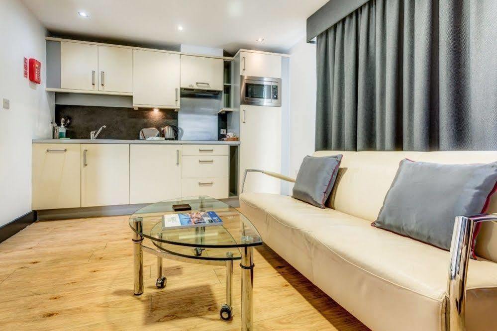 Roomzzz West Apartahotel 4*