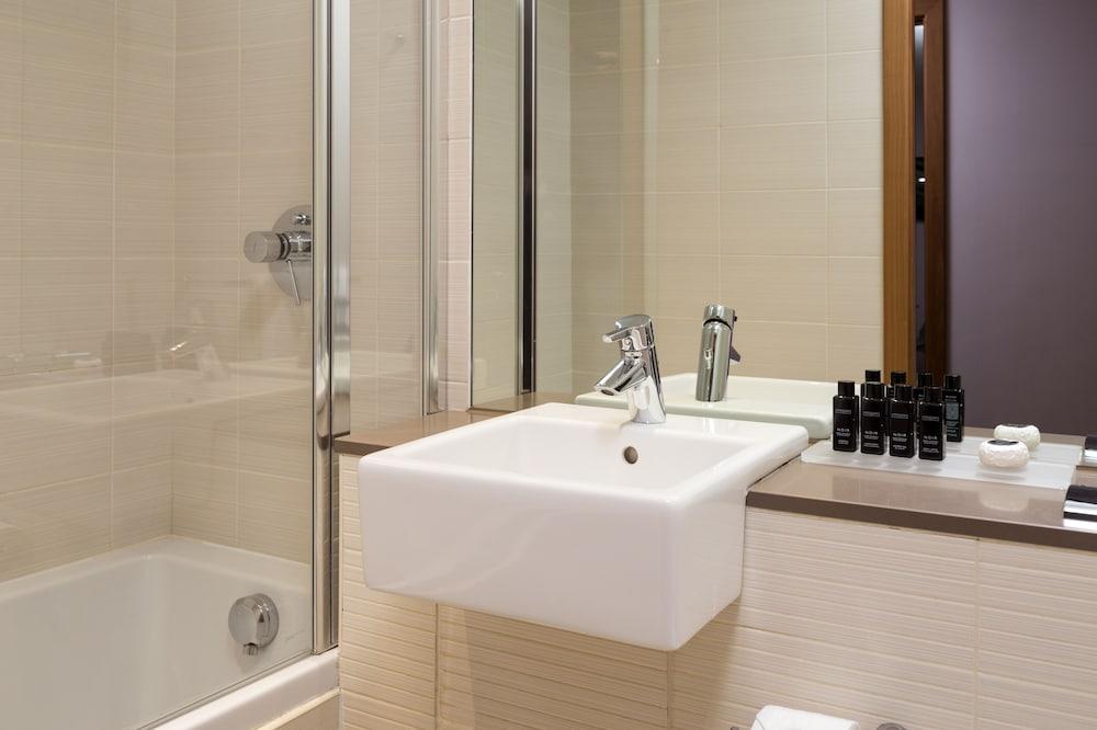 Roomzzz Leeds West 4*