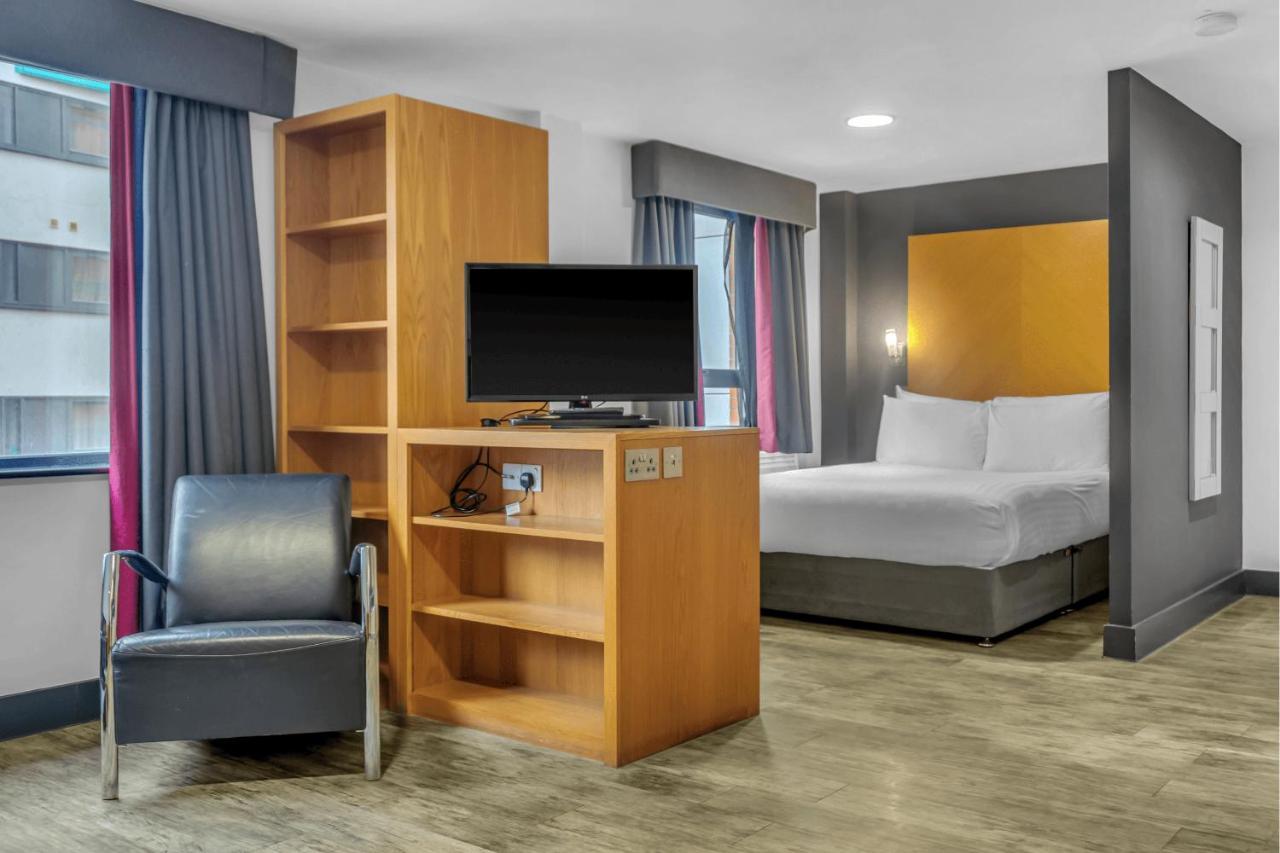 Roomzzz Leeds West 4*