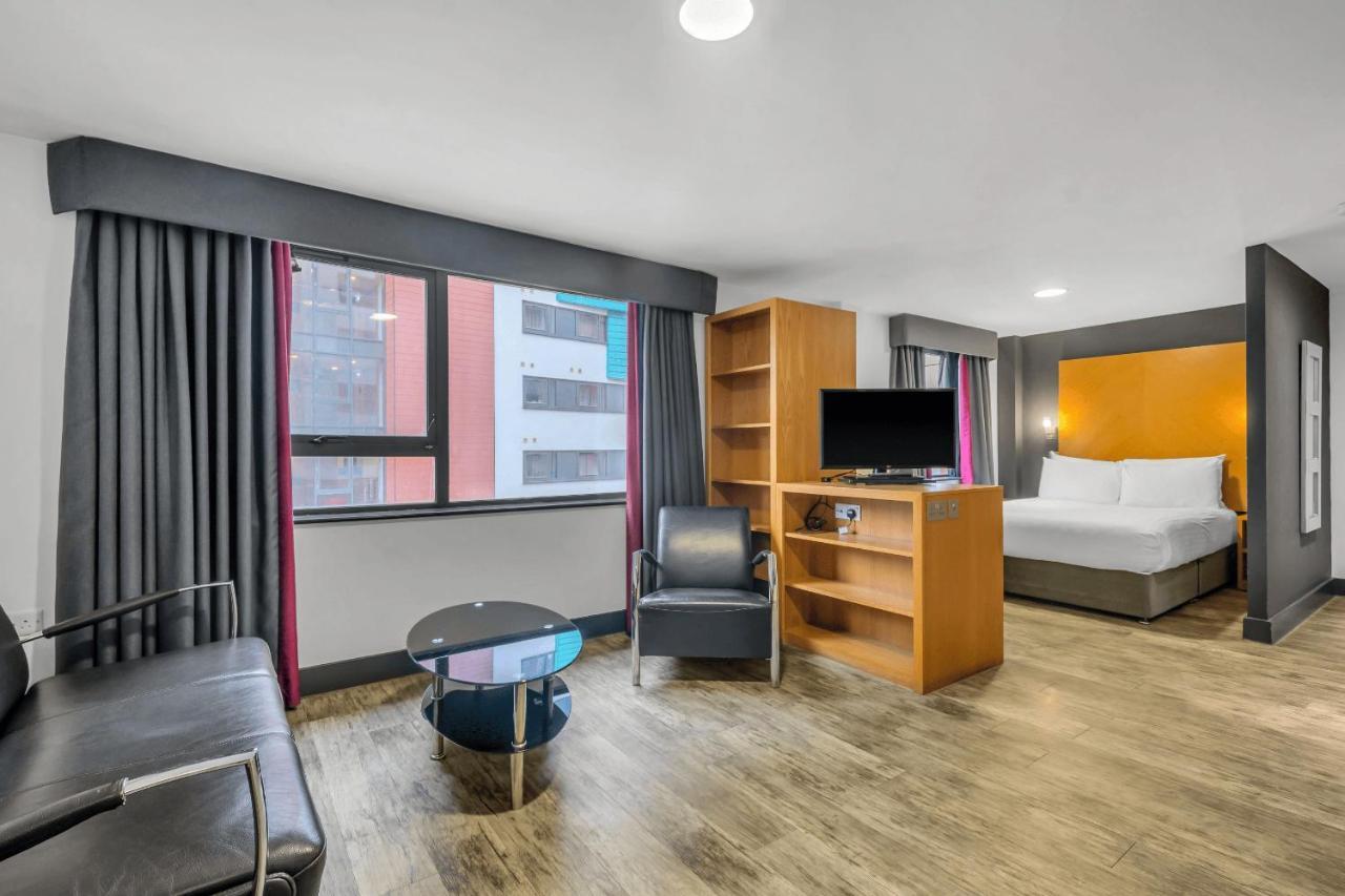 Roomzzz Leeds West