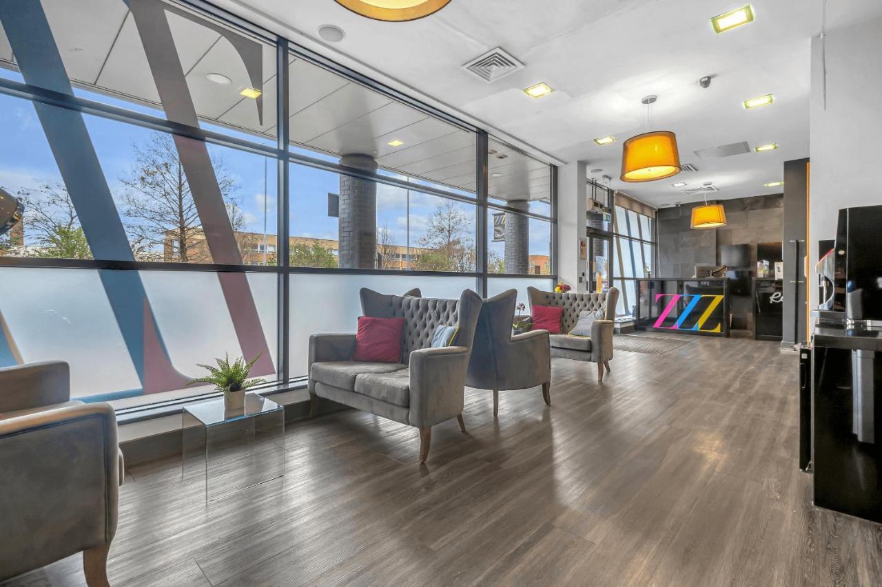 Aparthotel Roomzzz Leeds West 4*