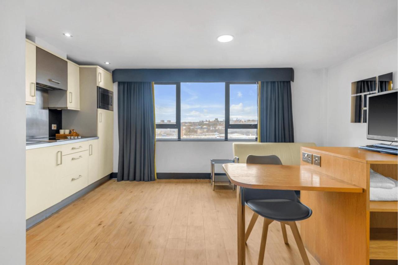 Aparthotel Roomzzz Leeds West 4*