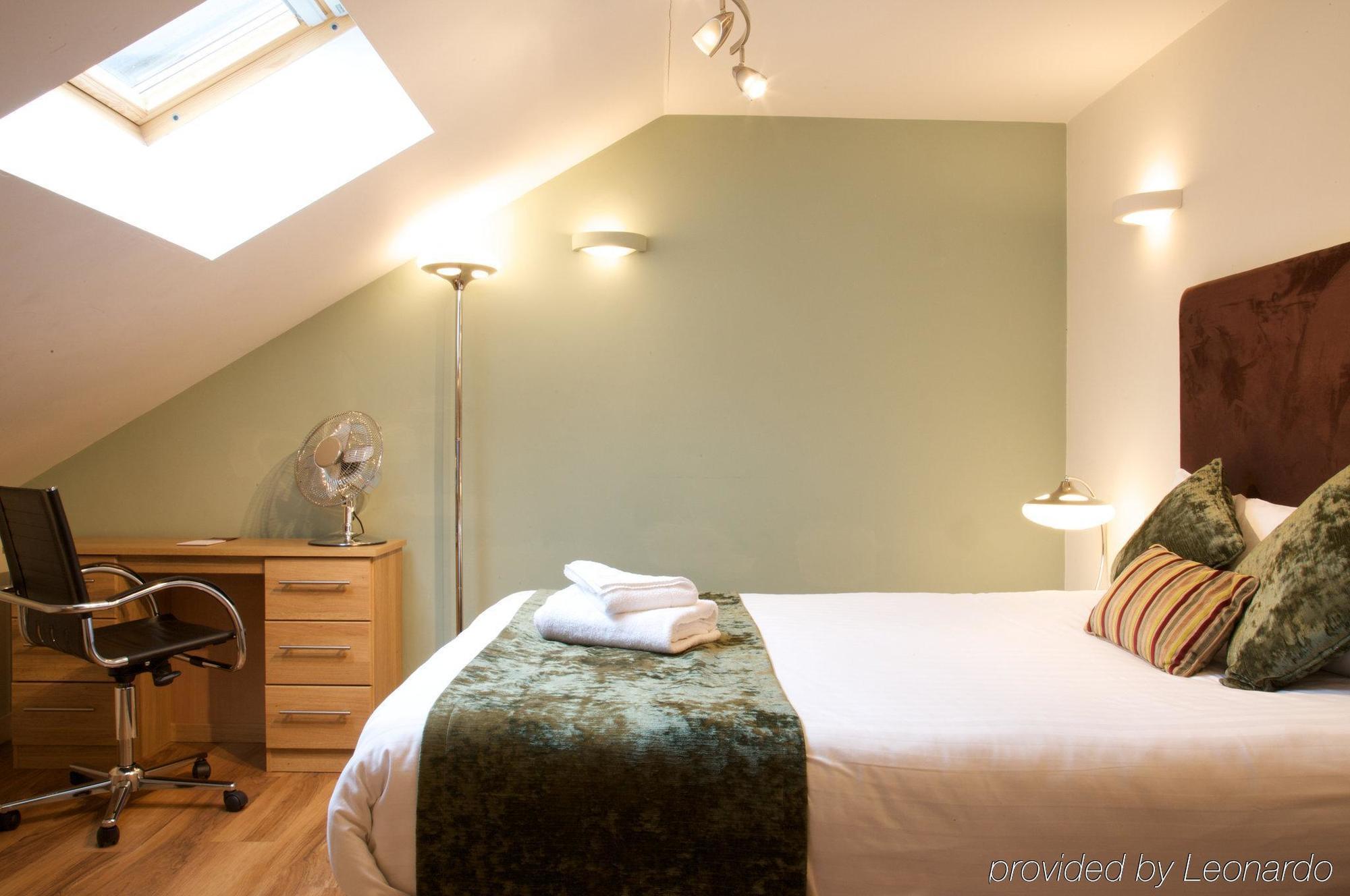 Roomzzz Leeds City West Aparthotel