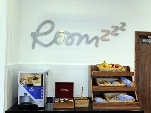 Roomzzz Leeds West Aparthotel 4*